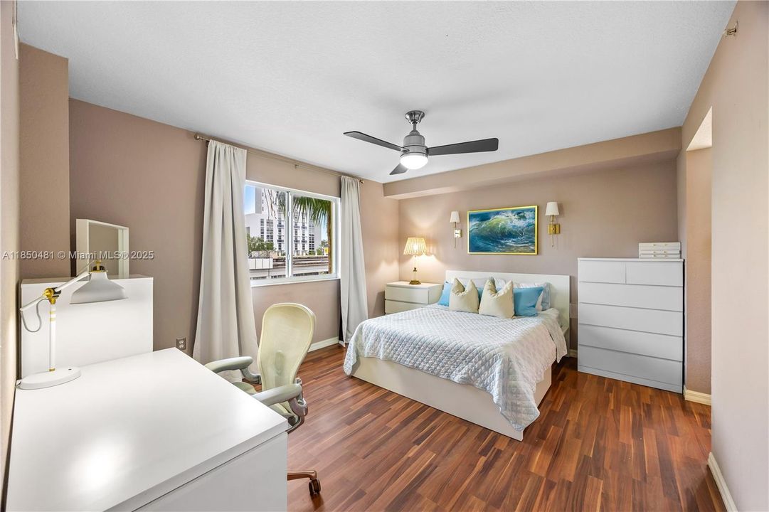 Недавно продано: $265,000 (2 спален, 2 ванн, 882 Квадратных фут)