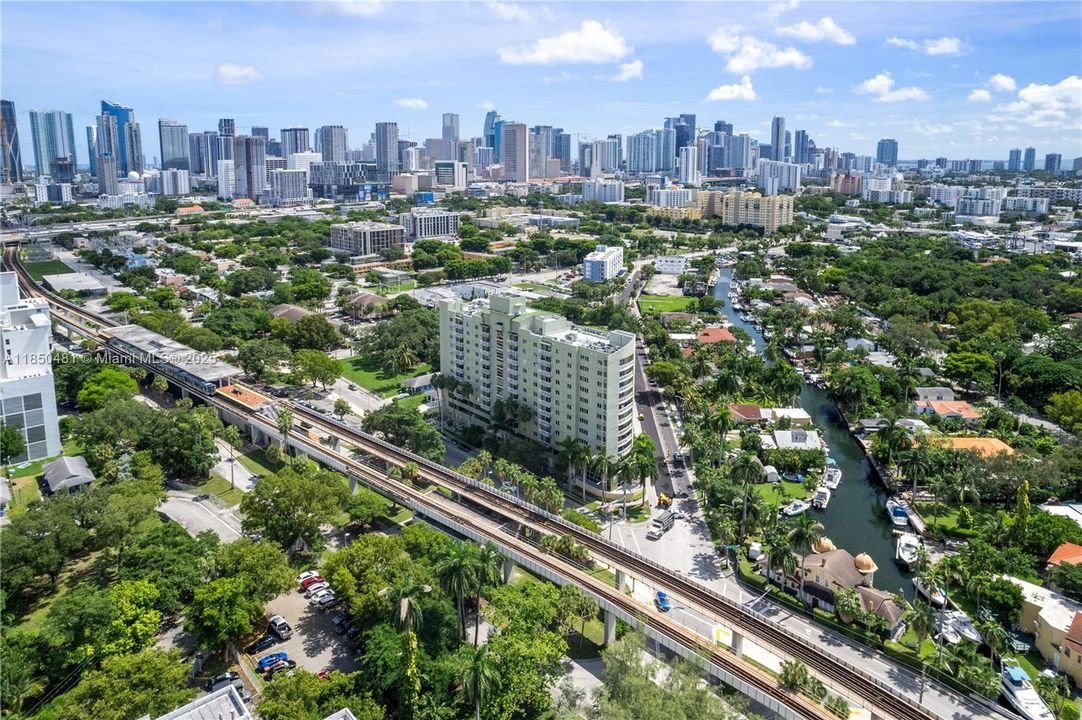 Недавно продано: $265,000 (2 спален, 2 ванн, 882 Квадратных фут)