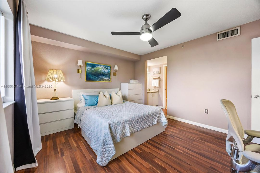 Недавно продано: $265,000 (2 спален, 2 ванн, 882 Квадратных фут)