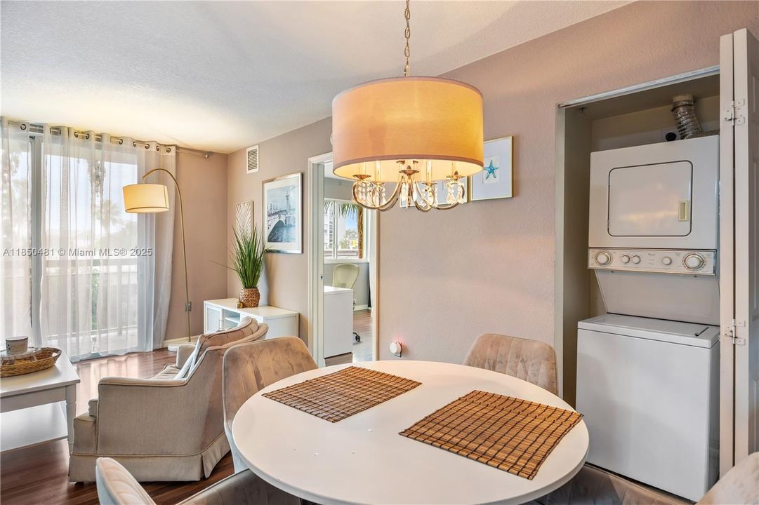 Недавно продано: $265,000 (2 спален, 2 ванн, 882 Квадратных фут)