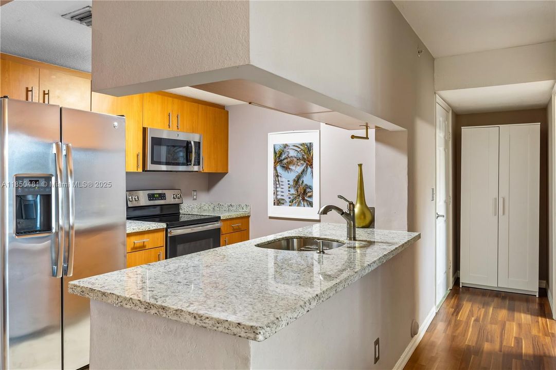 Недавно продано: $265,000 (2 спален, 2 ванн, 882 Квадратных фут)