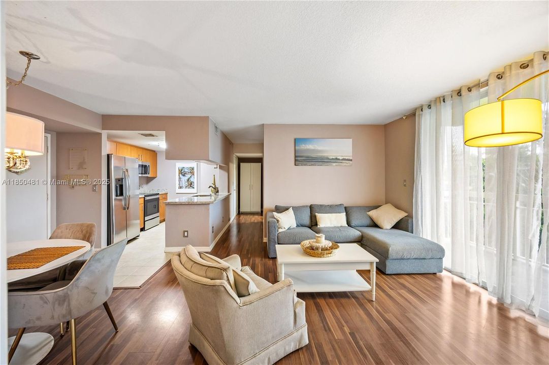 Недавно продано: $265,000 (2 спален, 2 ванн, 882 Квадратных фут)