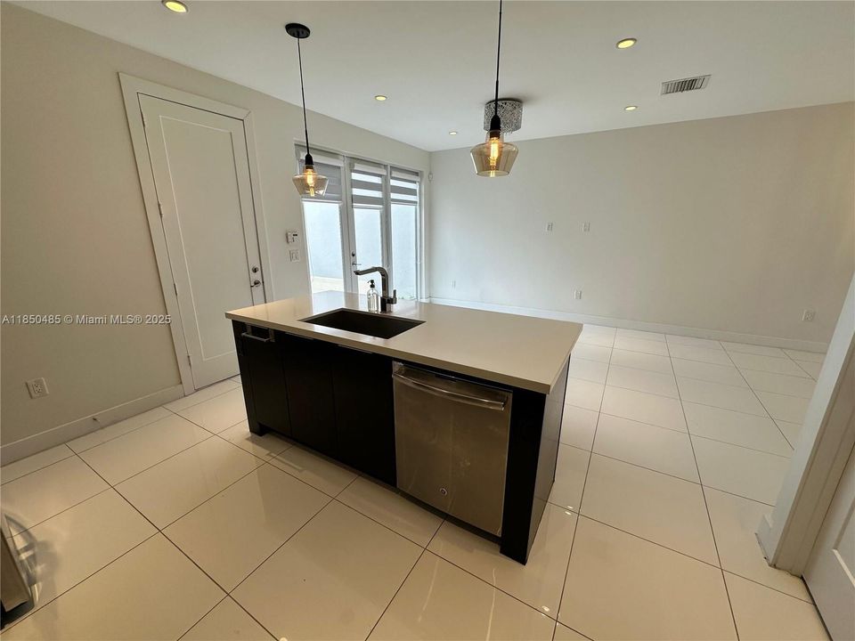 合同活跃: $825,000 (4 贝兹, 3 浴室, 1862 平方英尺)