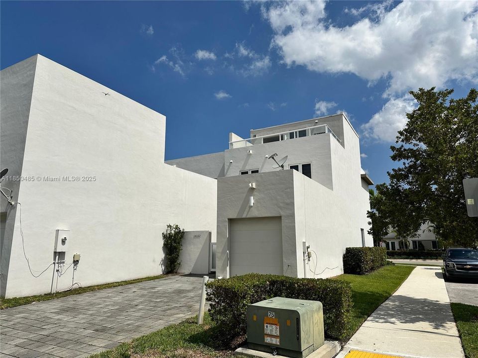 合同活跃: $825,000 (4 贝兹, 3 浴室, 1862 平方英尺)