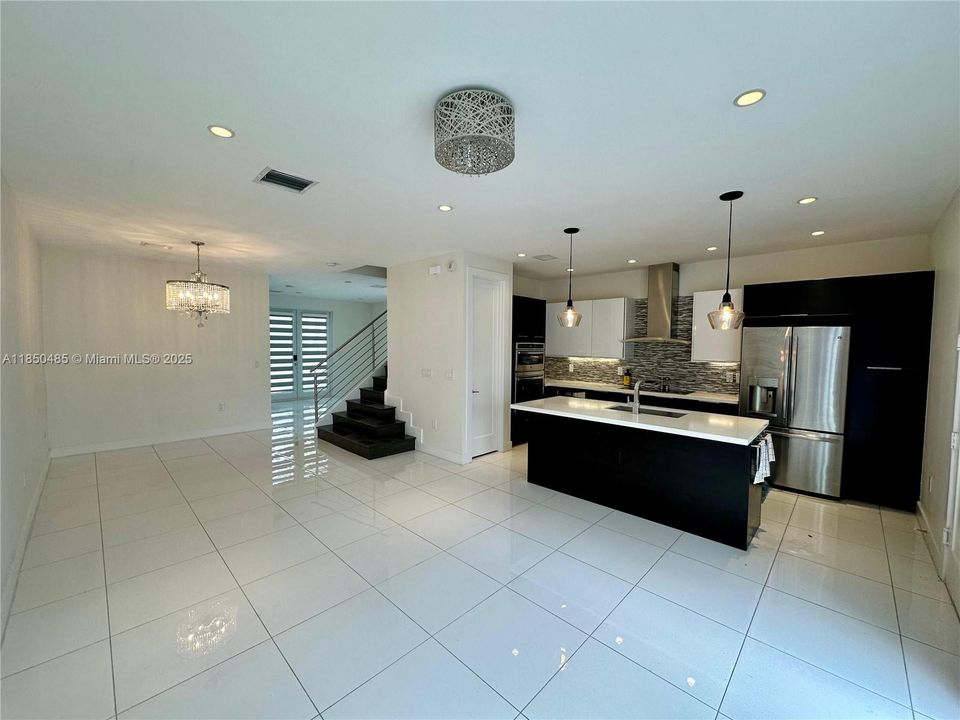 合同活跃: $825,000 (4 贝兹, 3 浴室, 1862 平方英尺)