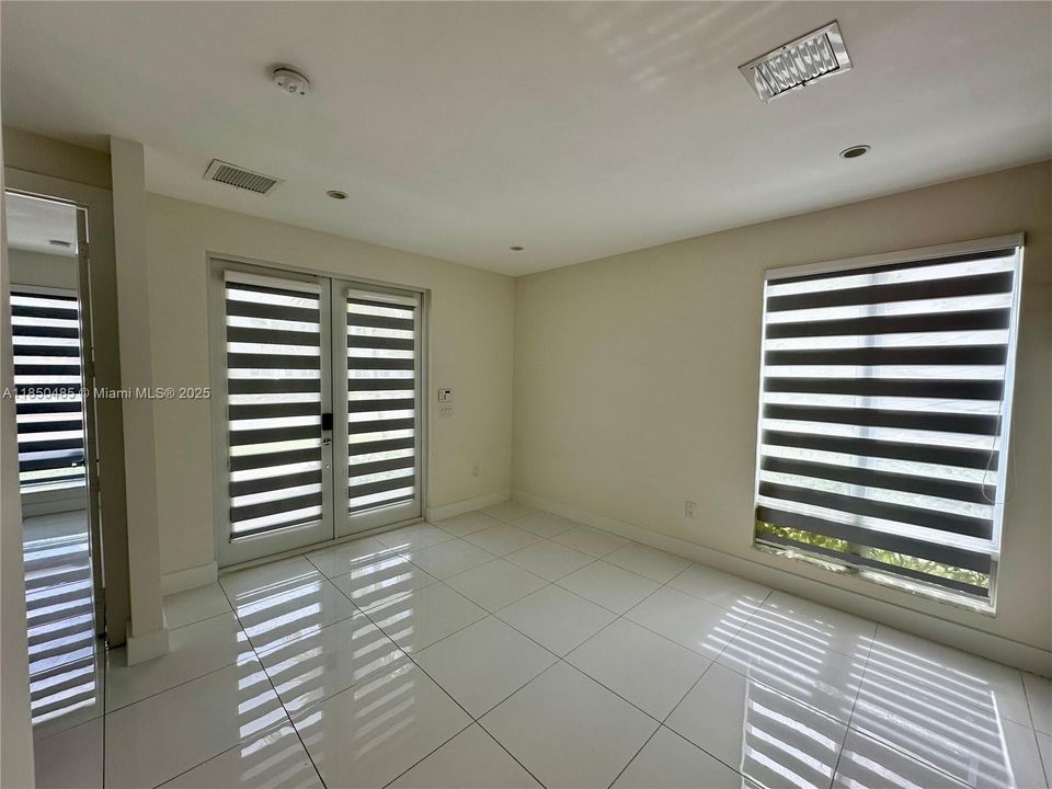 合同活跃: $825,000 (4 贝兹, 3 浴室, 1862 平方英尺)