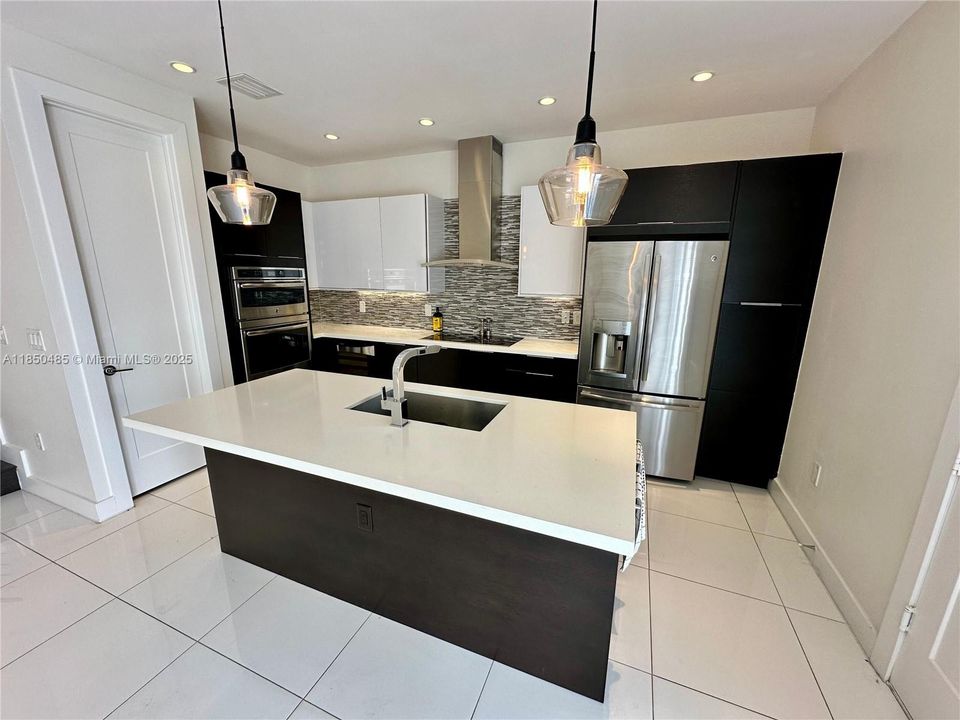 合同活跃: $825,000 (4 贝兹, 3 浴室, 1862 平方英尺)