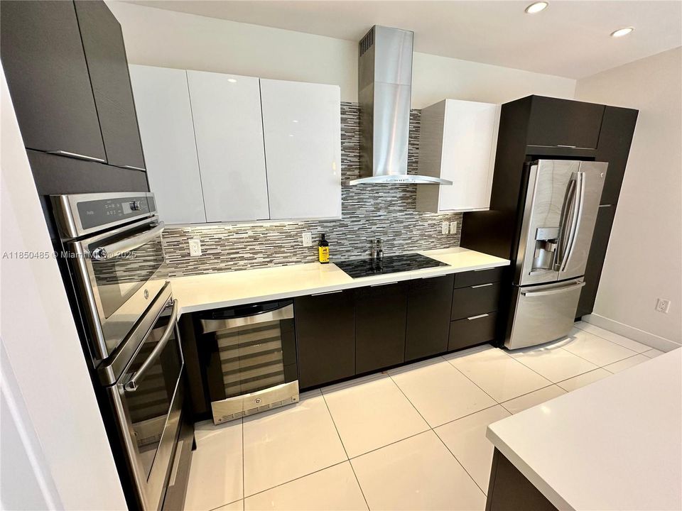 合同活跃: $825,000 (4 贝兹, 3 浴室, 1862 平方英尺)