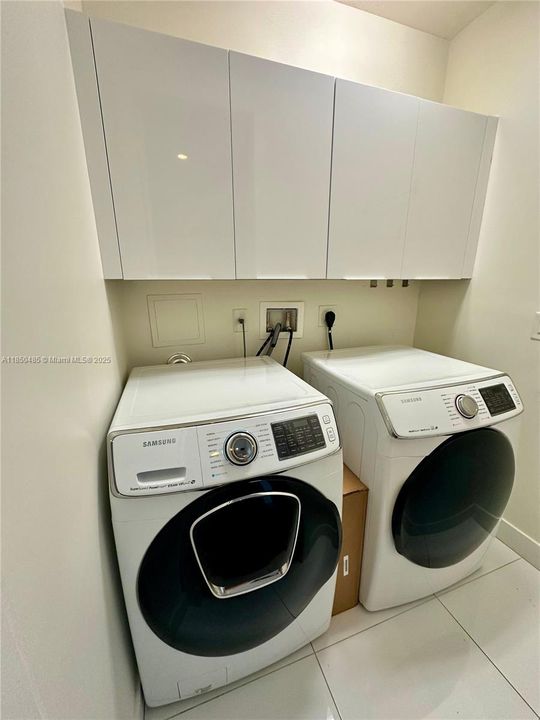 合同活跃: $825,000 (4 贝兹, 3 浴室, 1862 平方英尺)