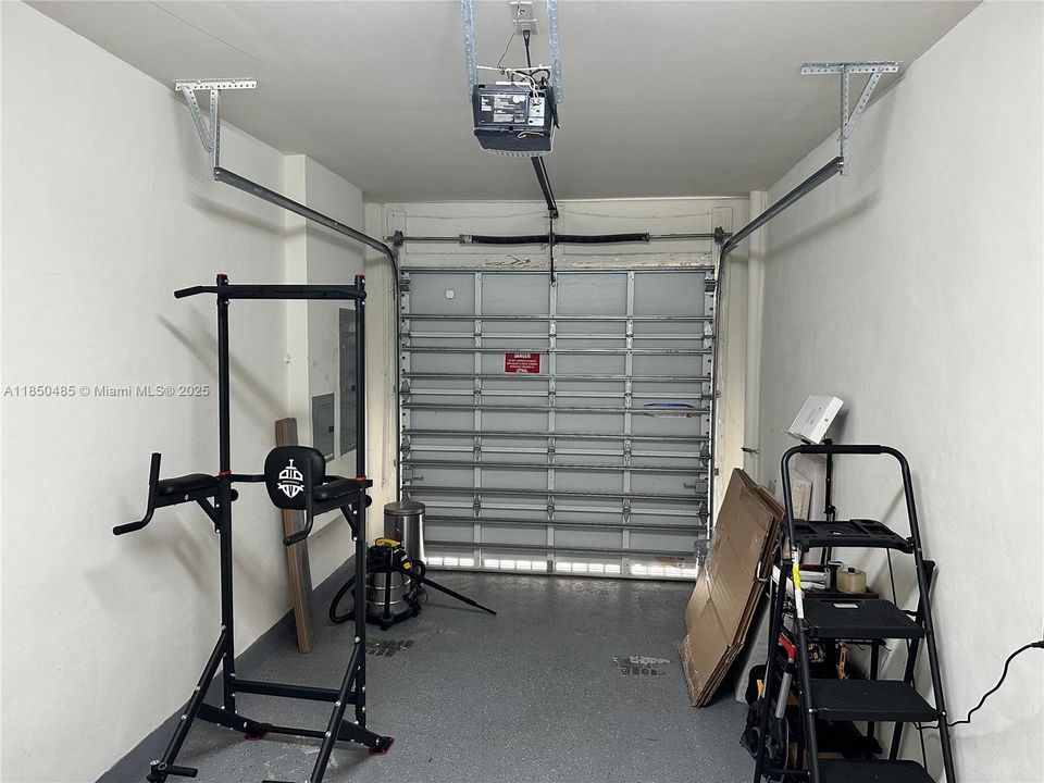 合同活跃: $825,000 (4 贝兹, 3 浴室, 1862 平方英尺)