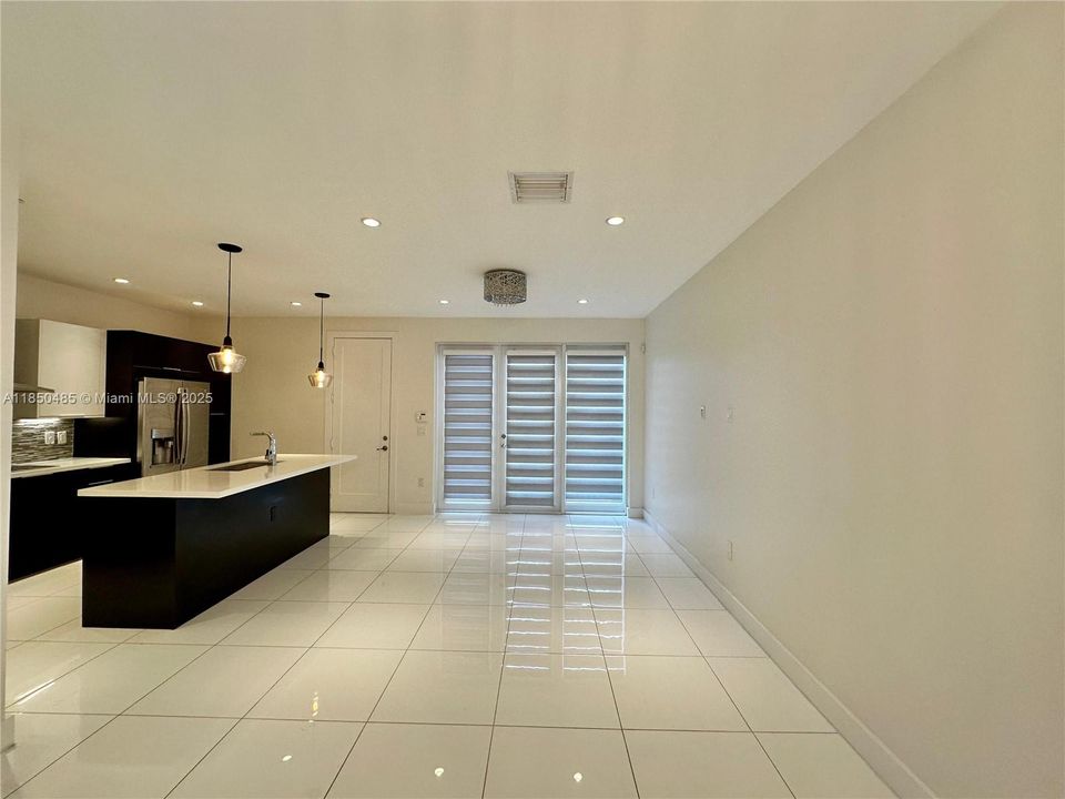 合同活跃: $825,000 (4 贝兹, 3 浴室, 1862 平方英尺)