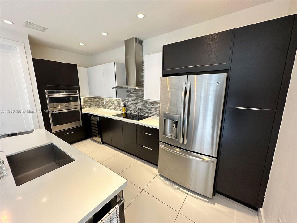 合同活跃: $825,000 (4 贝兹, 3 浴室, 1862 平方英尺)