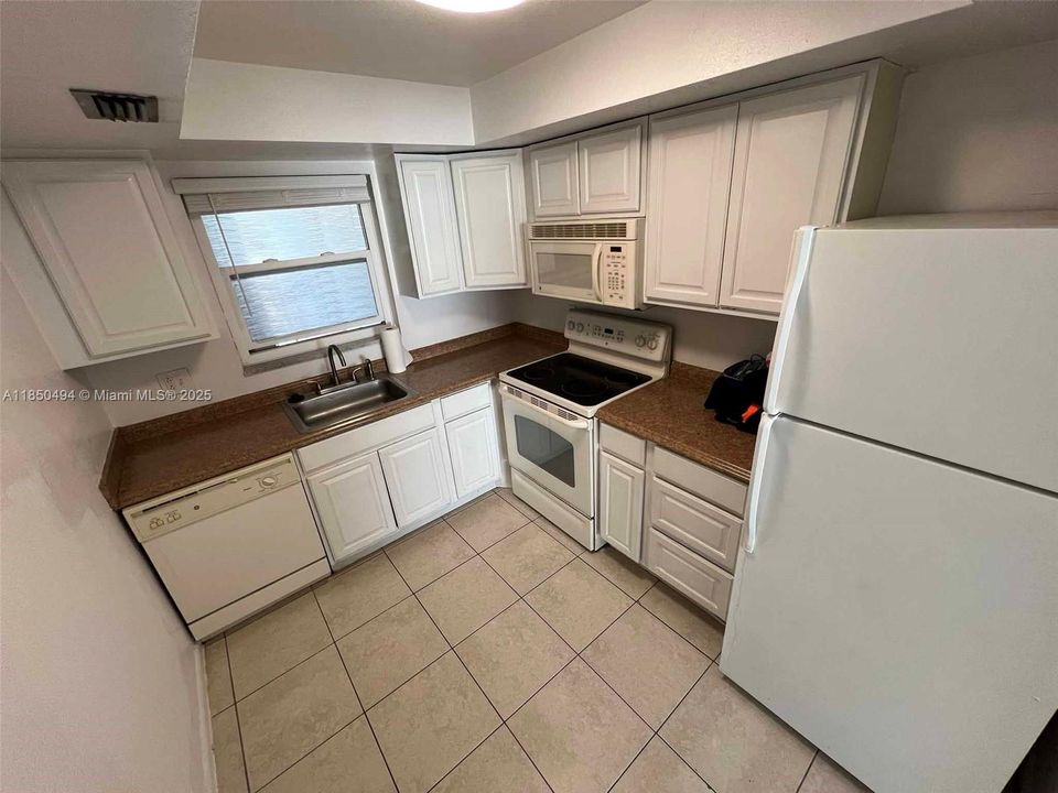 Recientemente alquilado: $1,700 (1 camas, 1 baños, 900 Pies cuadrados)