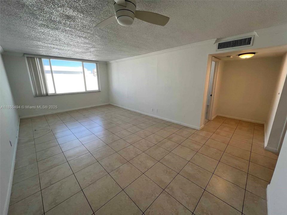 Recientemente alquilado: $1,700 (1 camas, 1 baños, 900 Pies cuadrados)