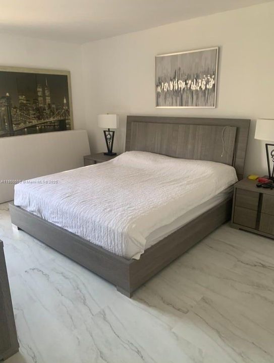 For Sale: $299,000 (1 beds, 1 baths, 913 Square Feet)