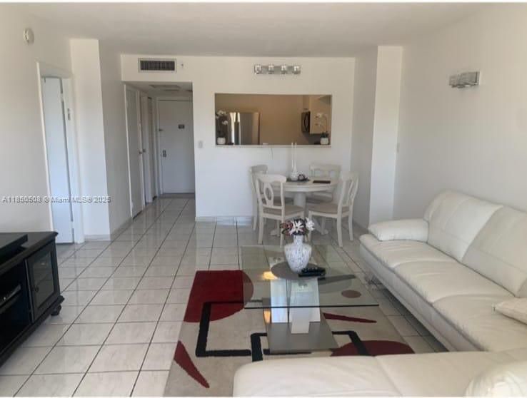 For Sale: $299,000 (1 beds, 1 baths, 913 Square Feet)