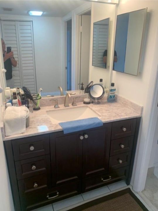 For Sale: $299,000 (1 beds, 1 baths, 913 Square Feet)