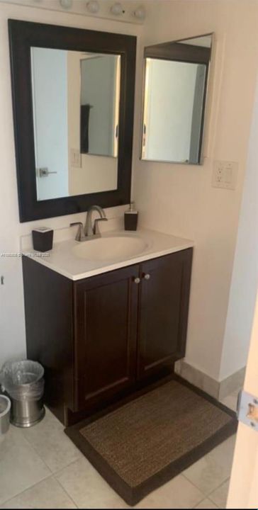 For Sale: $299,000 (1 beds, 1 baths, 913 Square Feet)