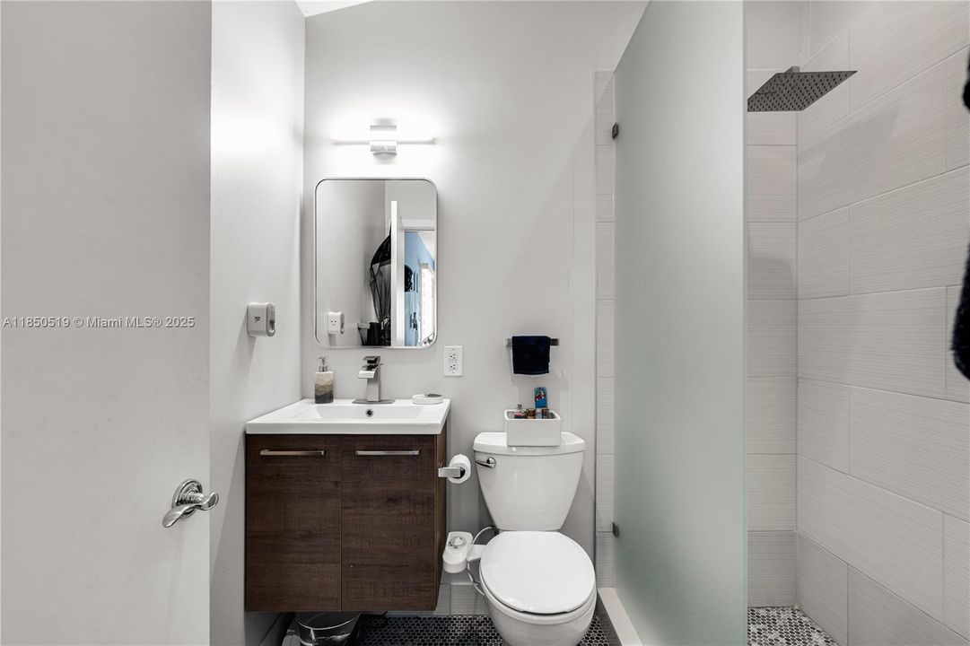 合同活跃: $13,000 (3 贝兹, 3 浴室, 1772 平方英尺)