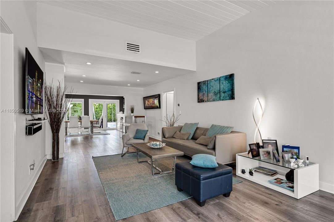 合同活跃: $13,000 (3 贝兹, 3 浴室, 1772 平方英尺)