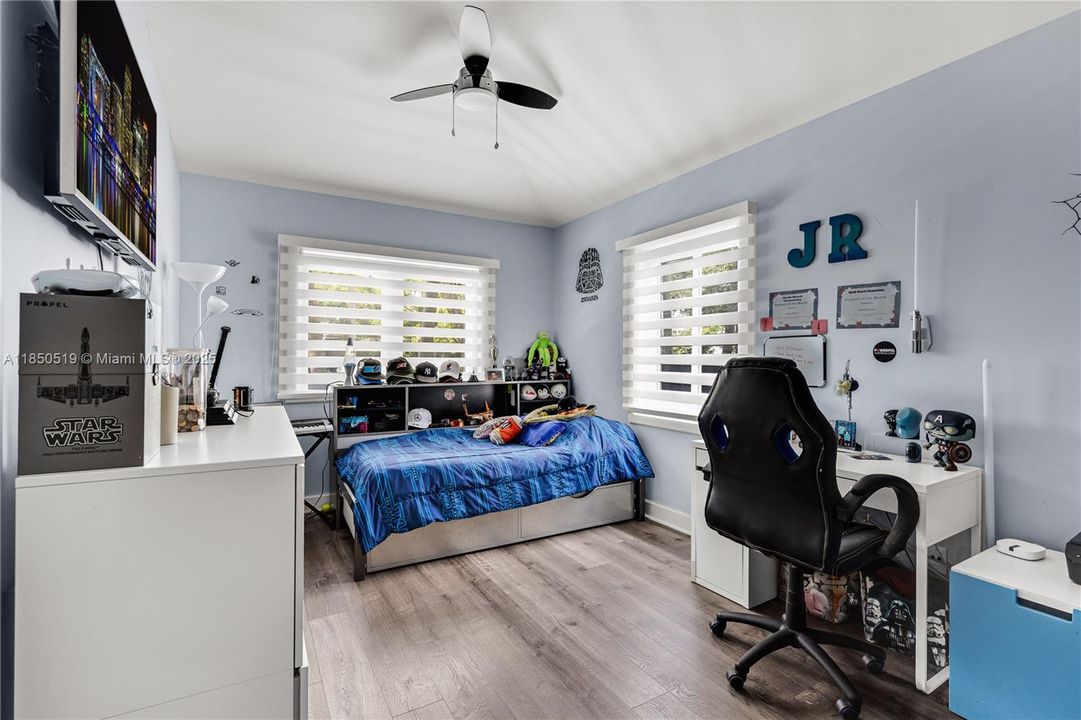 合同活跃: $13,000 (3 贝兹, 3 浴室, 1772 平方英尺)