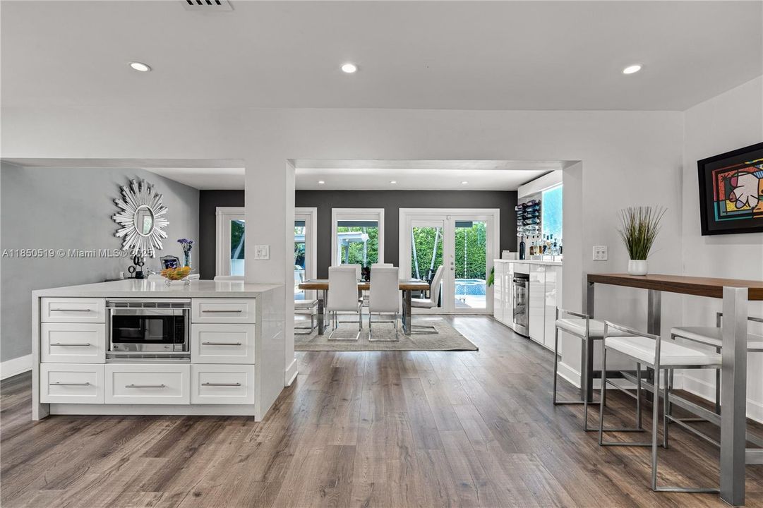 合同活跃: $13,000 (3 贝兹, 3 浴室, 1772 平方英尺)