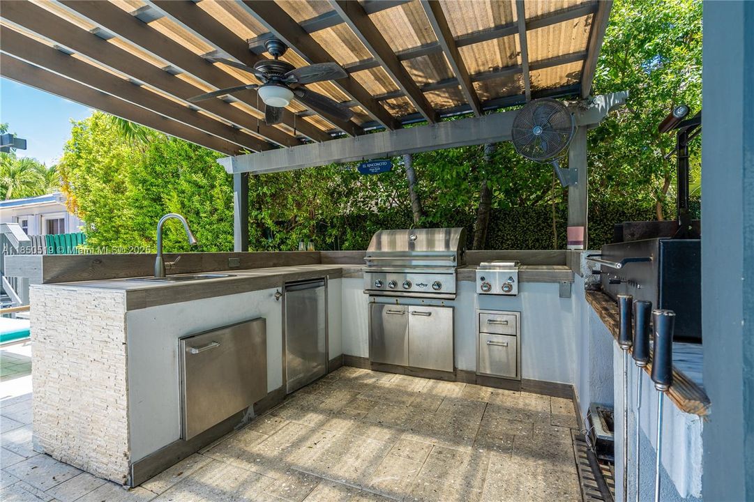 合同活跃: $13,000 (3 贝兹, 3 浴室, 1772 平方英尺)