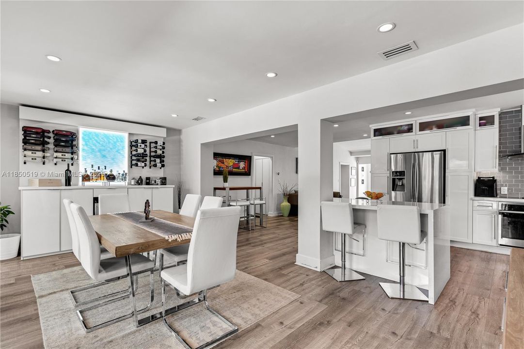 合同活跃: $13,000 (3 贝兹, 3 浴室, 1772 平方英尺)