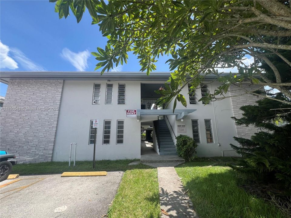 Recently Rented: $1,985 (1 beds, 1 baths, 18936 Square Feet)