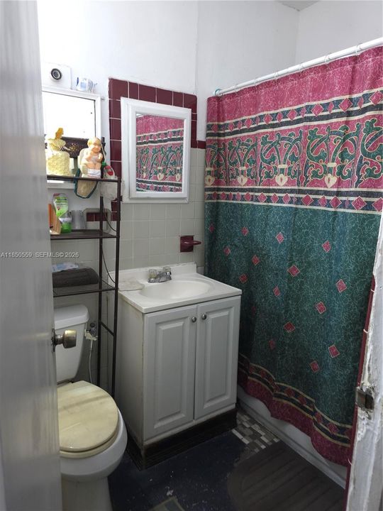 Unit 2/1 - Bathroom