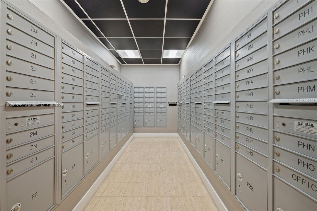 待售: $235,000 (1 贝兹, 1 浴室, 940 平方英尺)