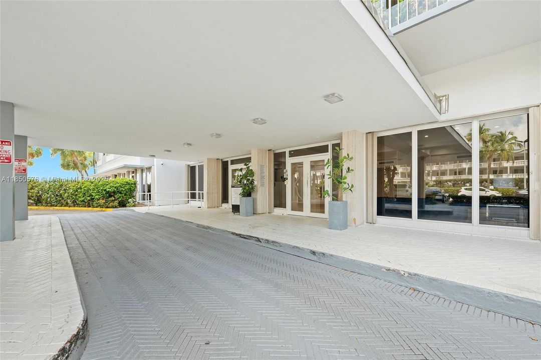 待售: $235,000 (1 贝兹, 1 浴室, 940 平方英尺)