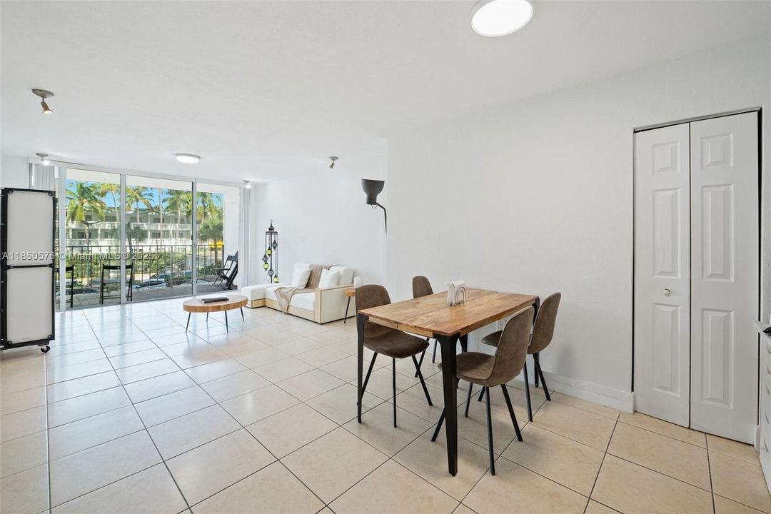 待售: $235,000 (1 贝兹, 1 浴室, 940 平方英尺)