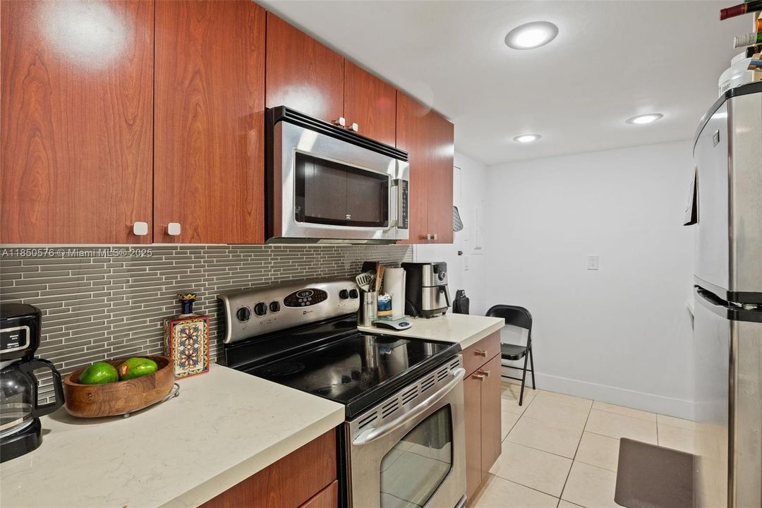 待售: $235,000 (1 贝兹, 1 浴室, 940 平方英尺)