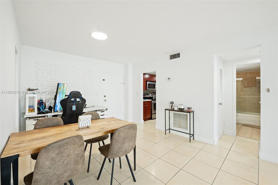 待售: $235,000 (1 贝兹, 1 浴室, 940 平方英尺)