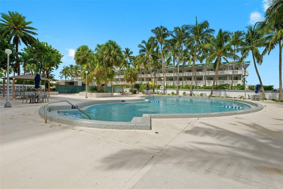 待售: $235,000 (1 贝兹, 1 浴室, 940 平方英尺)