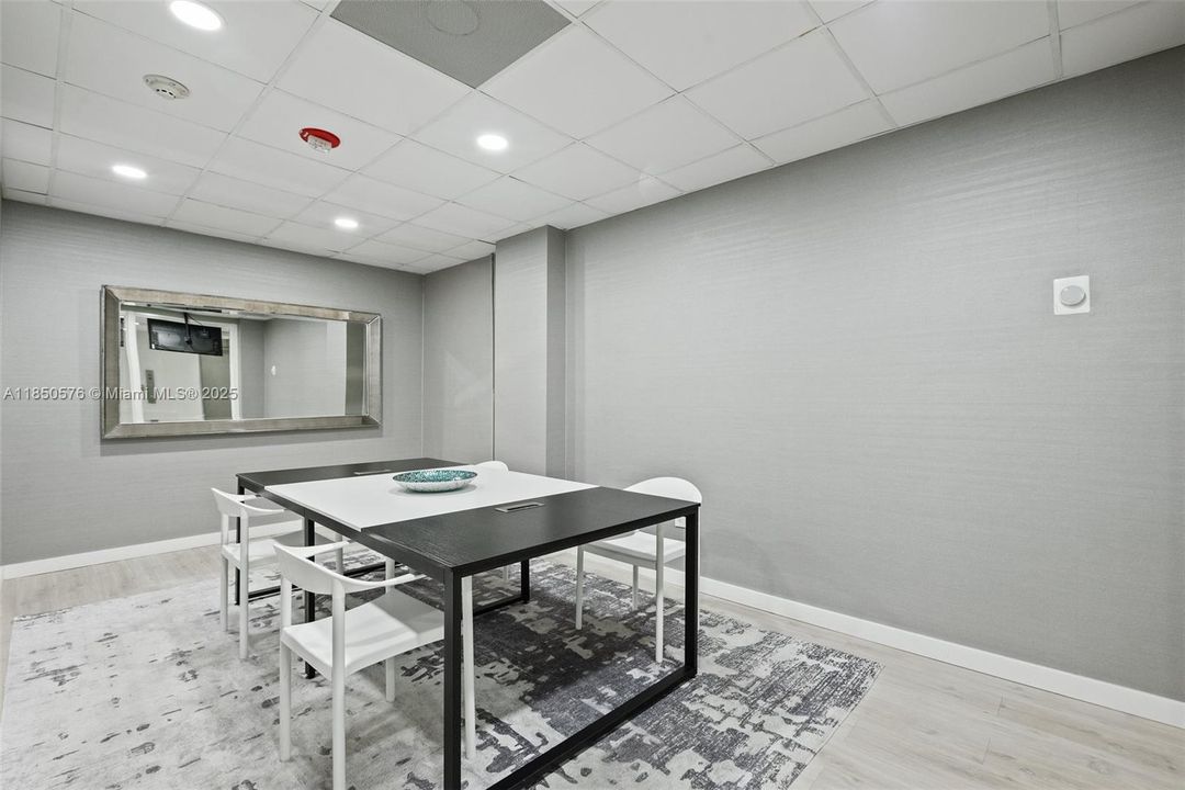 待售: $235,000 (1 贝兹, 1 浴室, 940 平方英尺)