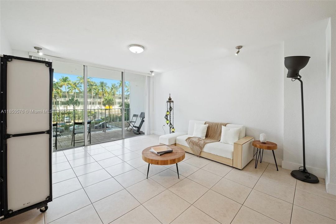 待售: $235,000 (1 贝兹, 1 浴室, 940 平方英尺)