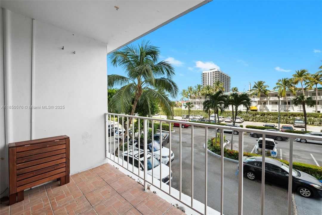 待售: $235,000 (1 贝兹, 1 浴室, 940 平方英尺)