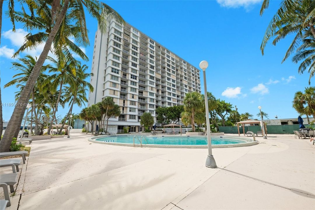 待售: $235,000 (1 贝兹, 1 浴室, 940 平方英尺)