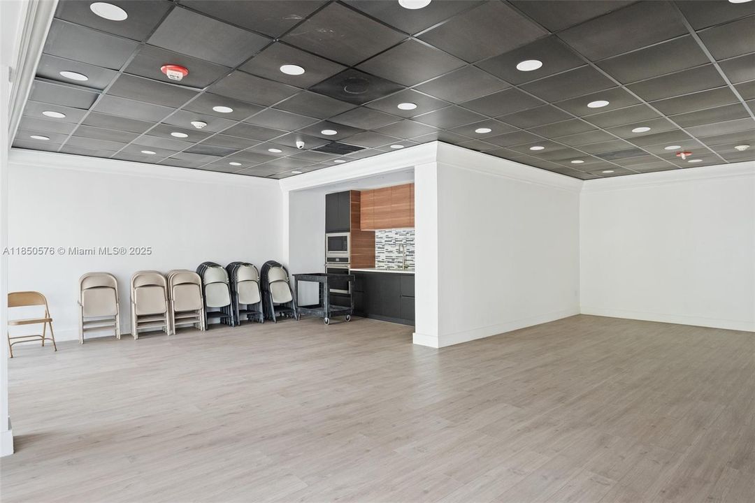 待售: $235,000 (1 贝兹, 1 浴室, 940 平方英尺)