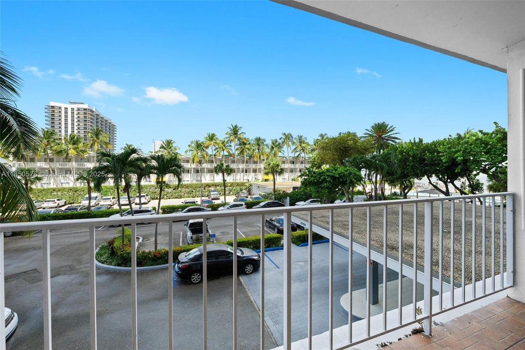 待售: $235,000 (1 贝兹, 1 浴室, 940 平方英尺)