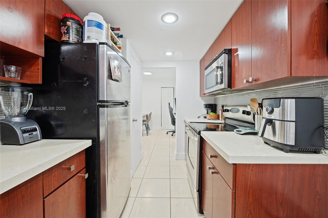 待售: $235,000 (1 贝兹, 1 浴室, 940 平方英尺)