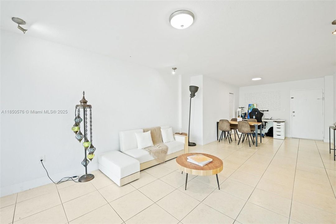 待售: $235,000 (1 贝兹, 1 浴室, 940 平方英尺)