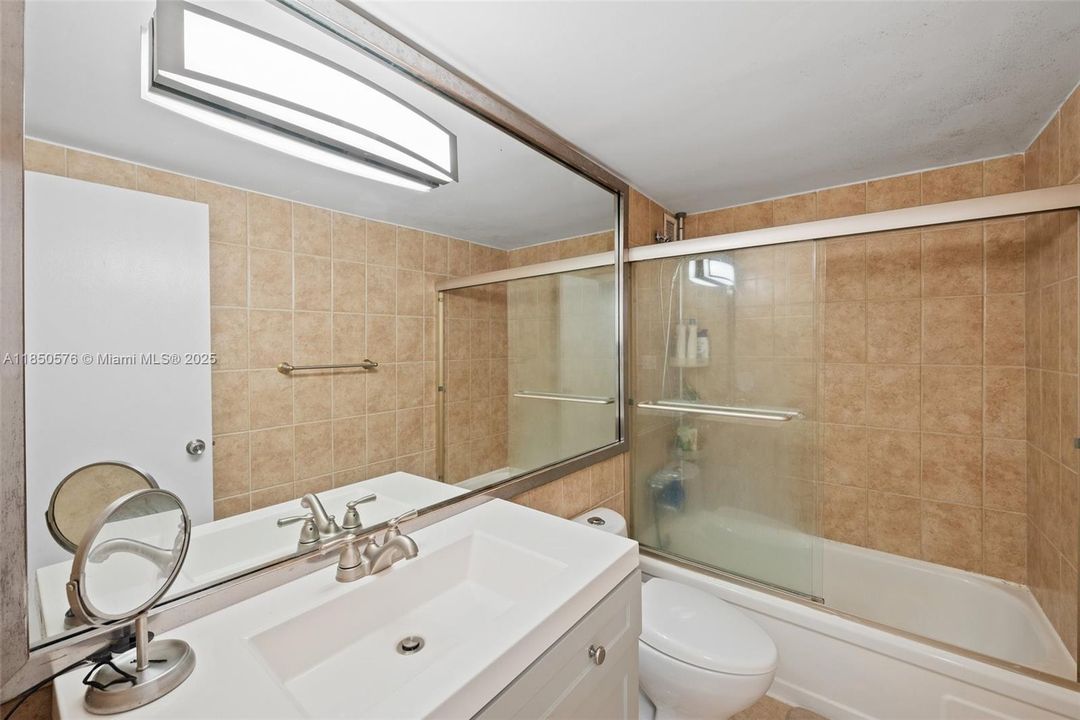 待售: $235,000 (1 贝兹, 1 浴室, 940 平方英尺)