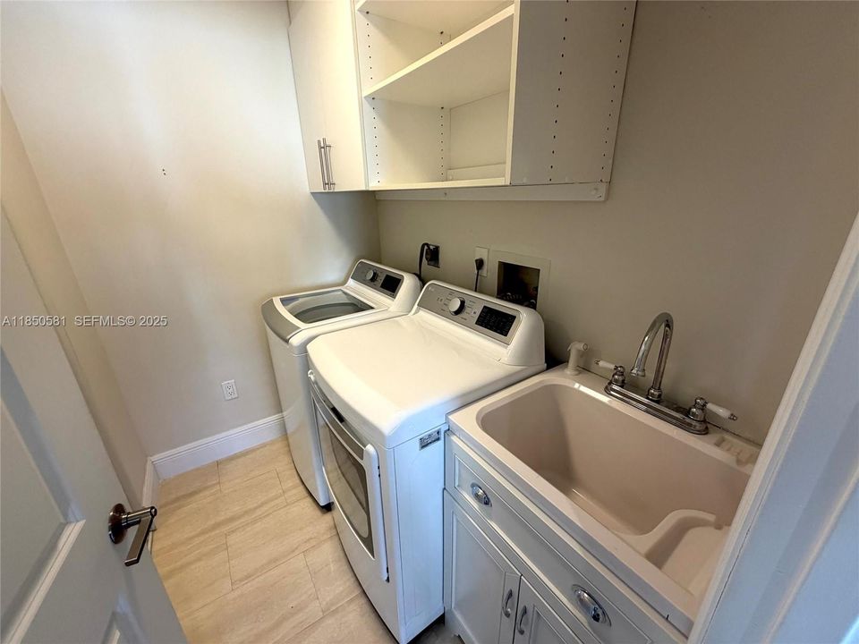 Под контрактом: $1,497,000 (4 спален, 2 ванн, 2498 Квадратных фут)