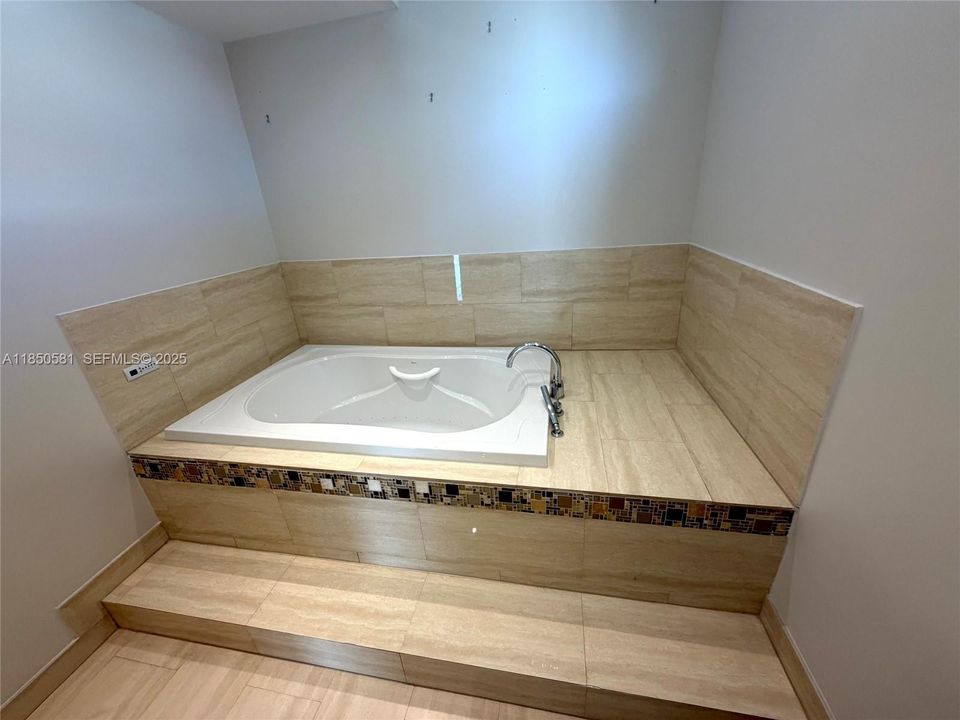 Под контрактом: $1,497,000 (4 спален, 2 ванн, 2498 Квадратных фут)