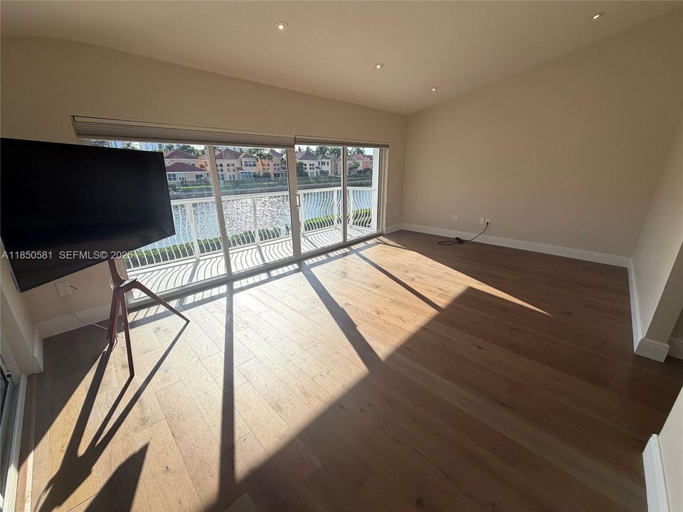 Под контрактом: $1,497,000 (4 спален, 2 ванн, 2498 Квадратных фут)