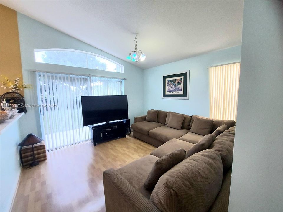 Active With Contract: $525,000 (3 beds, 2 baths, 1371 Square Feet)