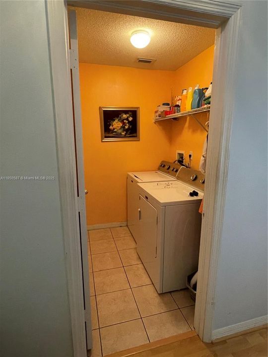 Active With Contract: $525,000 (3 beds, 2 baths, 1371 Square Feet)